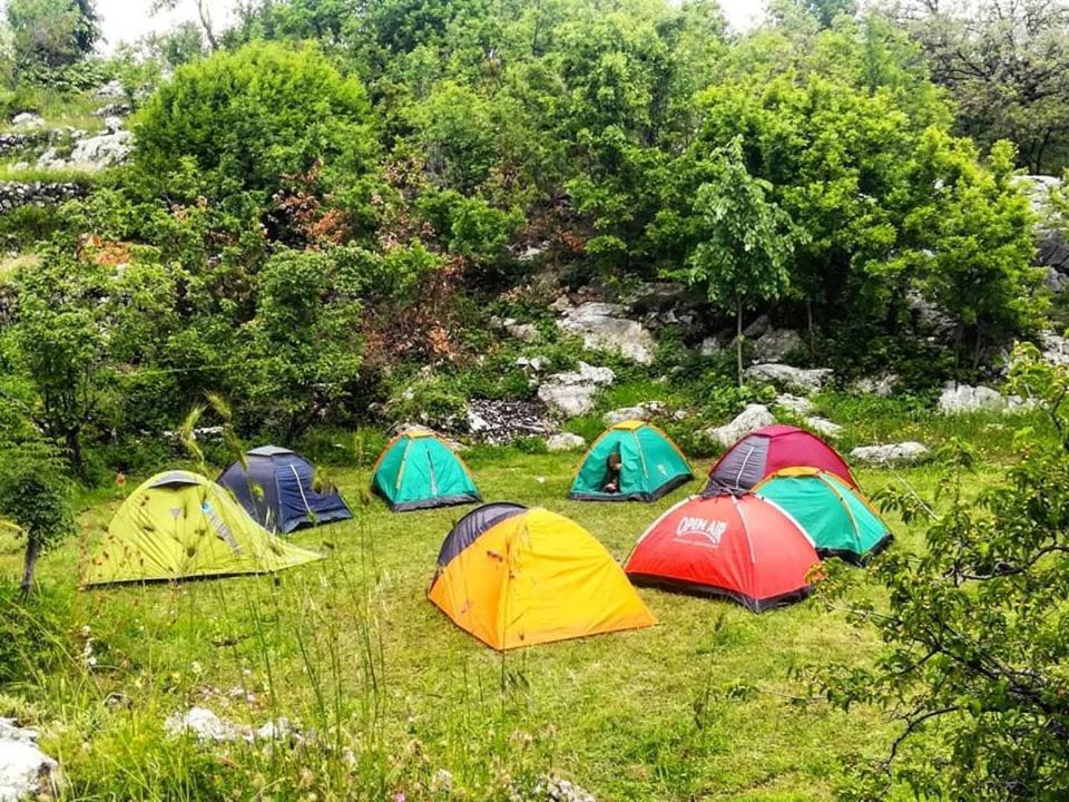 ホテル Camp Oaza,Lipa ツェティニェ エクステリア 写真