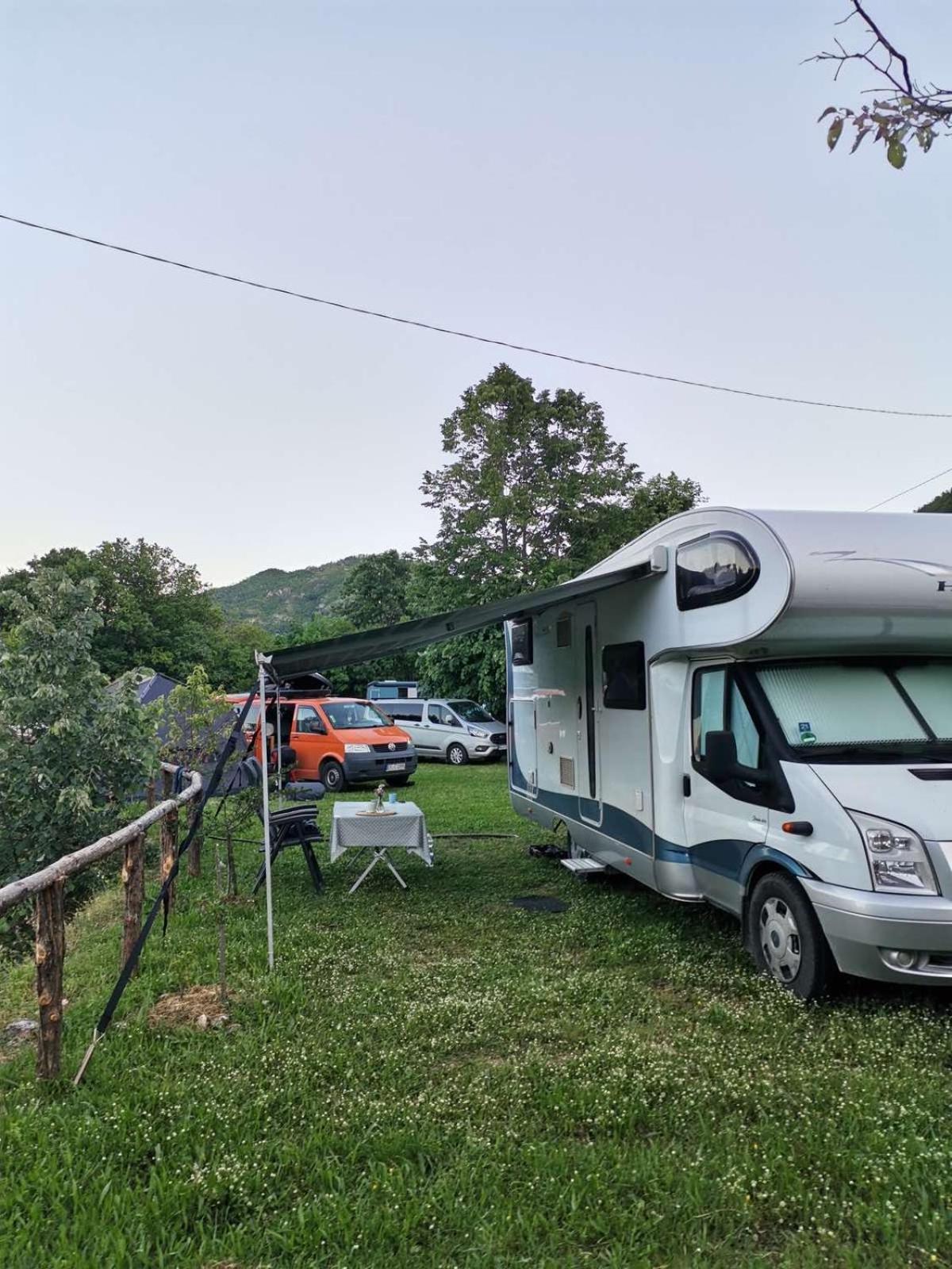 ホテル Camp Oaza,Lipa ツェティニェ エクステリア 写真
