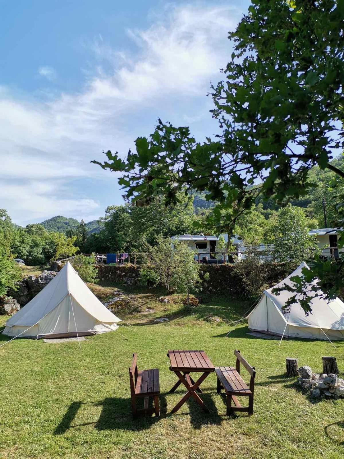 ホテル Camp Oaza,Lipa ツェティニェ エクステリア 写真