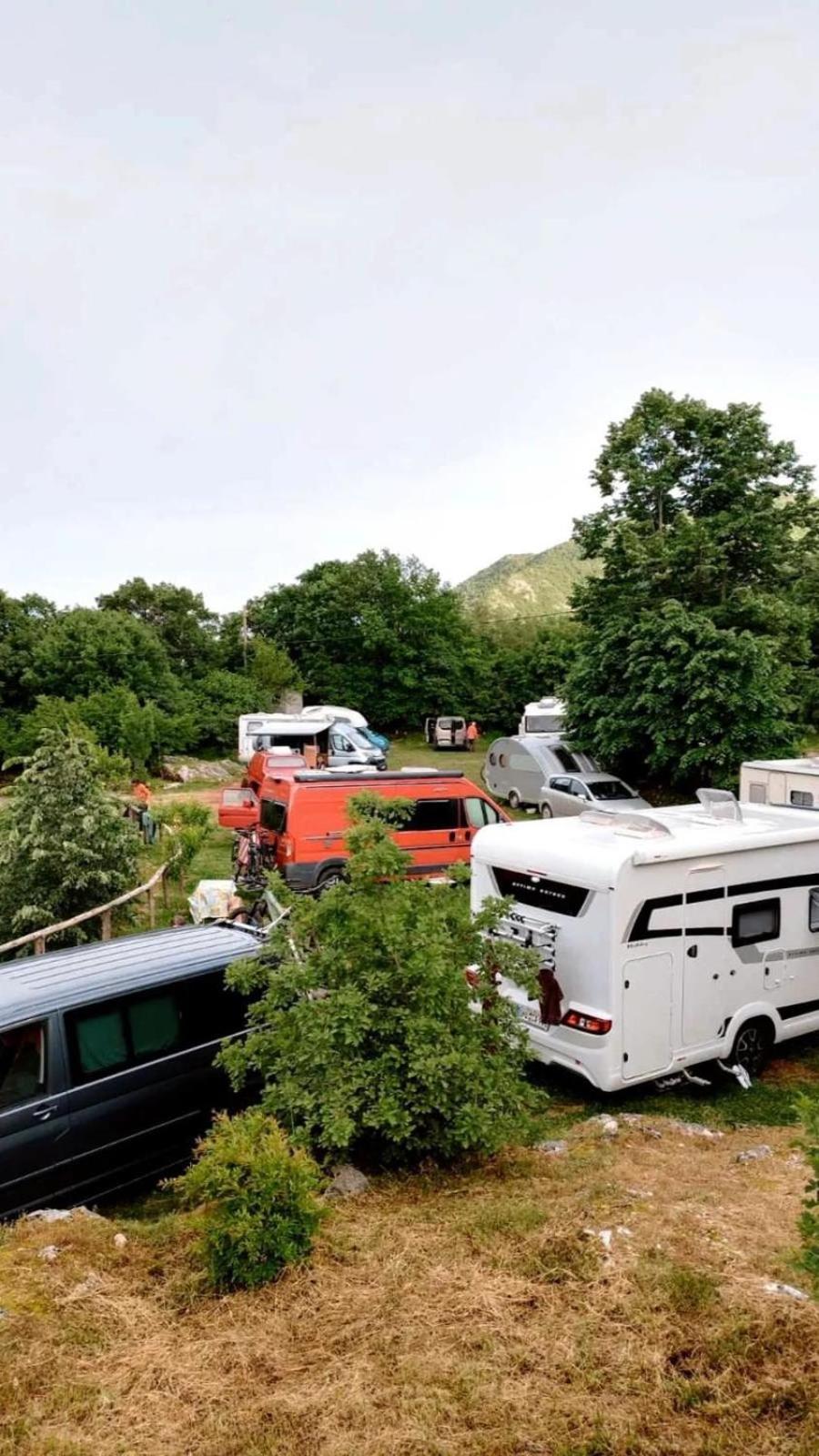 ホテル Camp Oaza,Lipa ツェティニェ エクステリア 写真