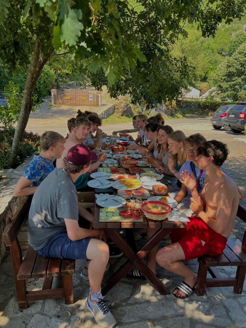 ホテル Camp Oaza,Lipa ツェティニェ エクステリア 写真