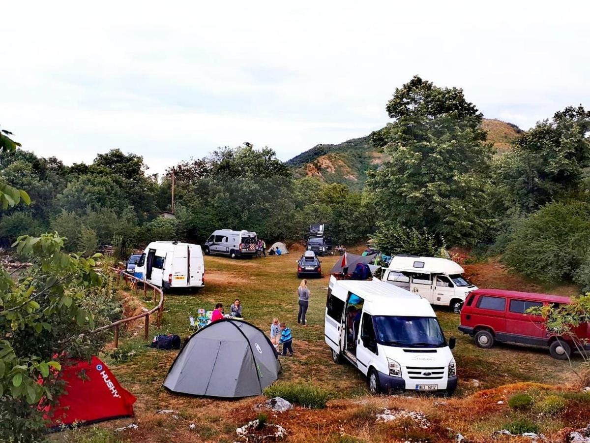 ホテル Camp Oaza,Lipa ツェティニェ エクステリア 写真